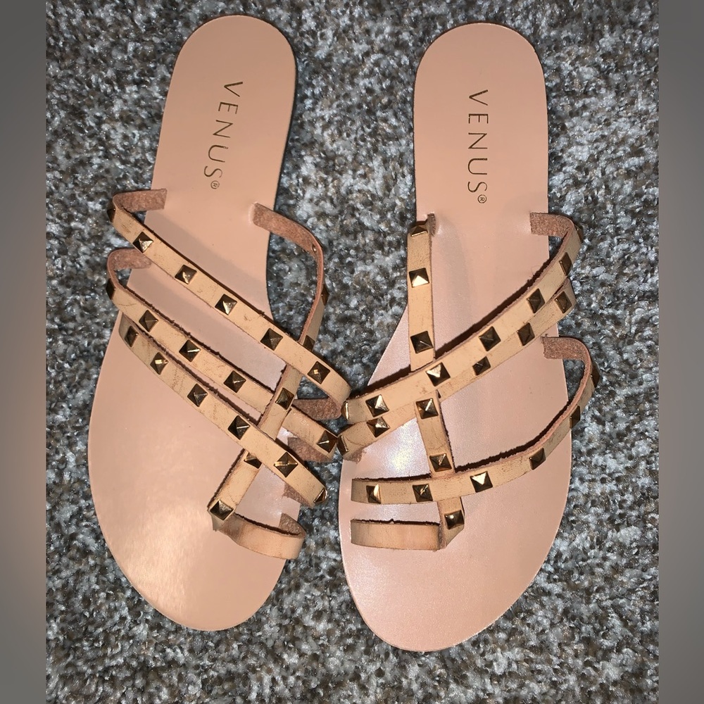 Venus tan leather with gold accent strappy sandals sz 7